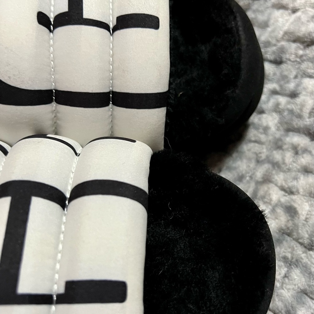 UGG Black and White Puffer Slides Size Woman’s 7. - Picture 10 of 10